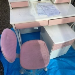 学習机、タンスのセットの画像