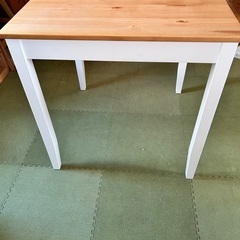 IKEAのテーブル