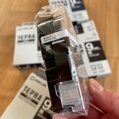 新品未使用 テプラ カートリッジ 黒 9mm x4の画像