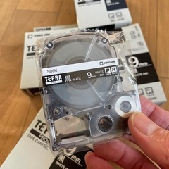 新品未使用 テプラ カートリッジ 黒 9mm x4の画像