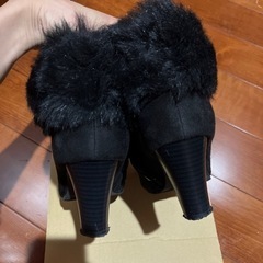 ショートブーツ　ファー付き　M 黒 7センチヒールの画像