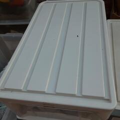 収納ケースいくつか