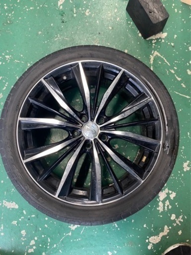 245/40/19 エルグランドに使ってました。