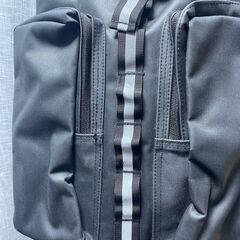 中古　定価11,000円 人気商品 KiU 防水リュックサック ダブルポケット 18Lの画像