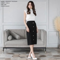 JULIABOUTIQUE  パールボタン付きミディアム丈スカートの画像