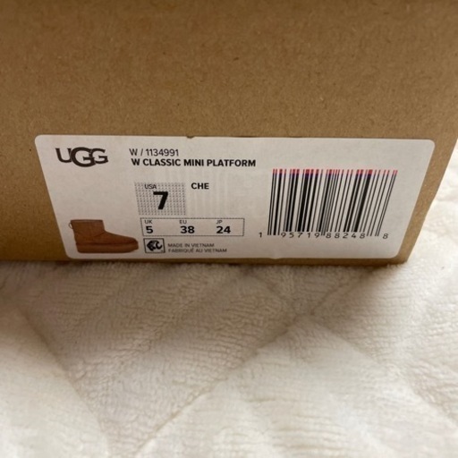 新品UGG 厚底ブーツ　サイズ24cm    UK5  EU38 ?
