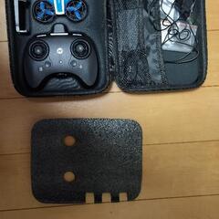 小型ドローンとラジコンカー