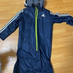 雪の日の通学に。adidasベンチコート130cm