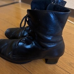 黒、ショートブーツの画像