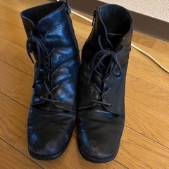 黒、ショートブーツ