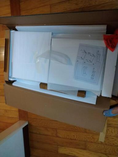 購入して組み立て前のローテーブルです