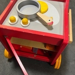 木のおもちゃ　キッチン　歩行器代わりにの画像