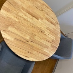 丸テーブル椅子セットの画像