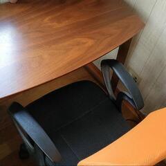 オフィスデスクとディスクチェアの画像