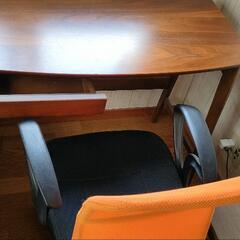 オフィスデスクとディスクチェア