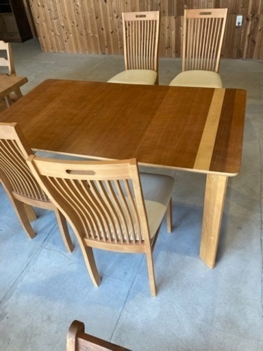 31日引き取り限定。関家具　エメロードダイニングテーブル