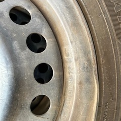 日産キューブにつけてました。ノーマルタイヤ 🉐値下げしました。それなりにまだはしれすの画像