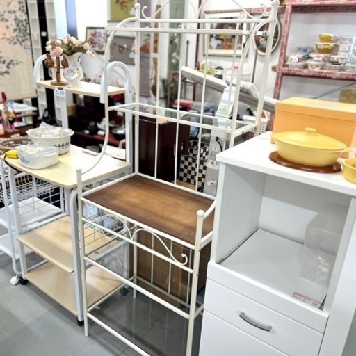 ガラス板とおしゃれな装飾の棚