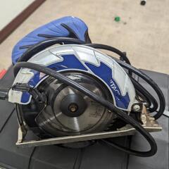 電動丸のこ、ケース、ノコの柄、丸のこ定規の画像