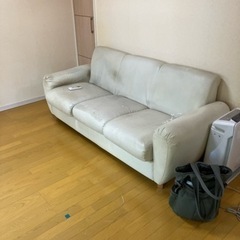 【取引済】３人掛けソファー&空気清浄機の画像