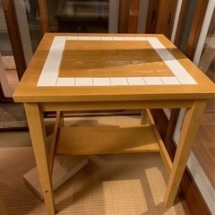 可愛いテーブル （もらってください）の画像