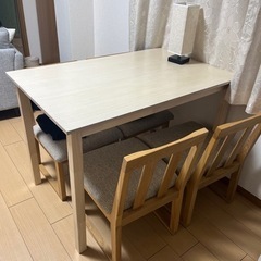 ダイニングテーブルの画像