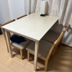 ダイニングテーブルの画像