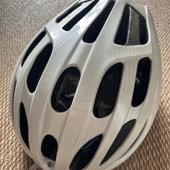 ＊＊自転車ヘルメットホワイト　超美品　値下げ済み　残り白2つのみ...