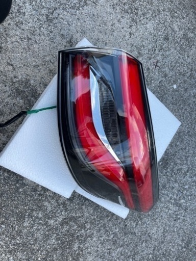 クラウン220系テールランプ右のみ