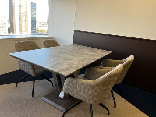 重厚感ある大理石風テーブル＆グレー回転椅子のダイニングセット