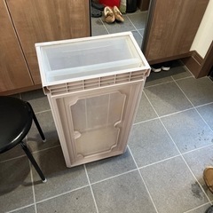 収納コンテナ　車載の道具入れに！の画像