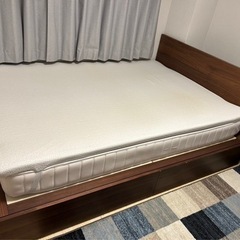 無印のダブルベッド＋ベッドボード＋マットレスの画像