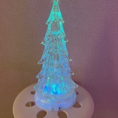 光るクリスマスツリーです。