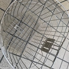 ステンレスの自転車のカゴ