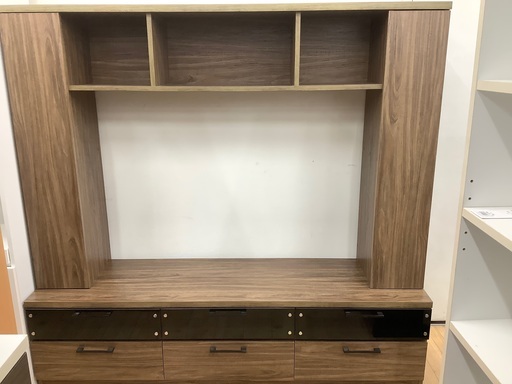 収納が多いテレビボードです。