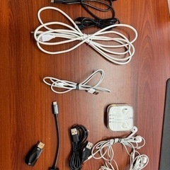 各種充電ケーブル、変換アダプター