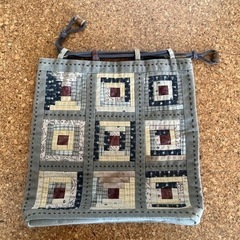 パッチワークと刺繍で作った巾着袋