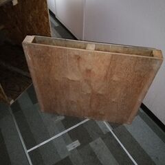 木箱（62cm×73cm、高さ6４cm）とパレットの画像