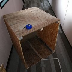 木箱（62cm×73cm、高さ6４cm）とパレットの画像