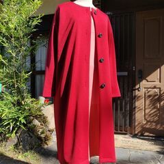 ニット生地をロックミシンで縫う洋裁教室の画像