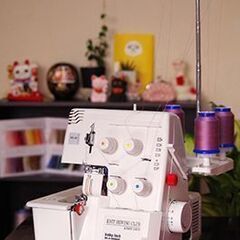 ニット生地をロックミシンで縫う洋裁教室の画像