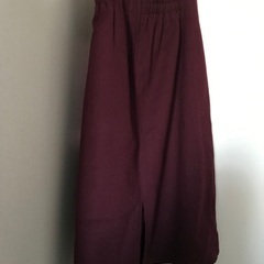 ボルドーのスカートの画像