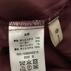 ボルドーのスカートの画像