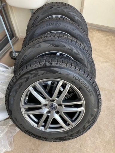 スタッドレスアルミホイールタイヤ4本もれなくサマータイヤ1本つきです。