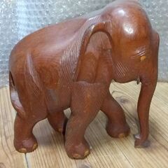 木彫りのゾウの画像