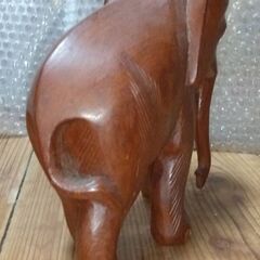 木彫りのゾウの画像