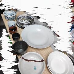 食器類と灰皿です。
