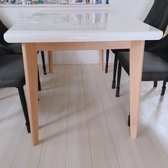 おしゃれなダイニングテーブルの画像