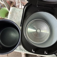 アイリスオーヤマ 炊飯器 一升 10合 マイコン式 31銘柄炊き分け機能 極厚火釜 玄米 ブラック RC-MC10-Bの画像