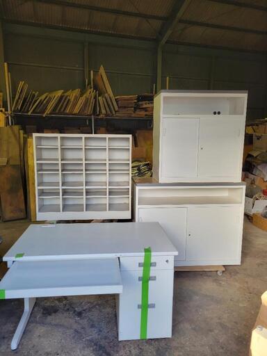 オフィス家具　白　スチール素材